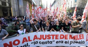 Argentinos salen a las calles contra reformas de Milei