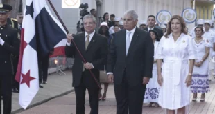 En la celebración del 3 de noviembre, el presidente Mulino entregó el honor del pabellón a Orlando Quintero