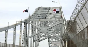 Panamá Reafirma su Soberanía con Banderas en el Puente de las Américas