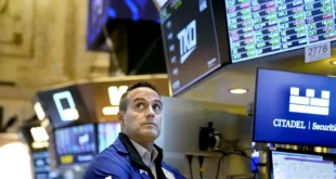 Wall Street retrocede ante economía sólida y preocupaciones por políticas de Trump