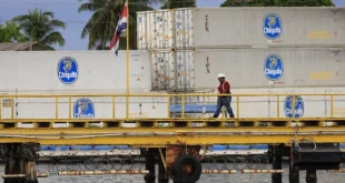 En el muelle de Chiquita Panamá los estibadores, sin carga que mover, están a la espera