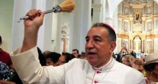 Monseñor José Domingo Ulloa entrega carta del presidente Mulino a bananeros para buscar solución a la crisis en Bocas del Toro