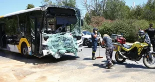 Colisión de dos autobuses en Grecia deja 32 heridos: Investigación en curso y preocupación por la seguridad
