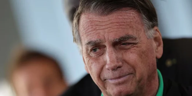 Jair Bolsonaro deberá usar tobillera electrónica y se le prohíbe el acceso a redes sociales