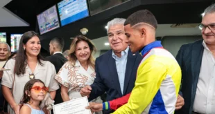 Presidente Mulino entrega el trofeo al ganador del Clásico Presidente de la República