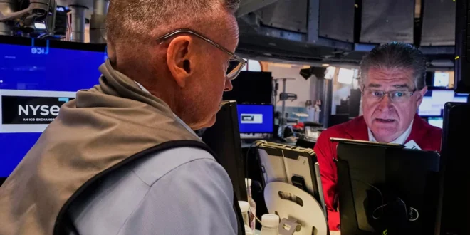 Wall Street se mantiene cerca de máximos históricos mientras Nvidia enfrenta rumores negativos