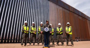 EE. UU. Pinta de Negro el Muro Fronterizo con México para Impedir su Escalada por el Calor