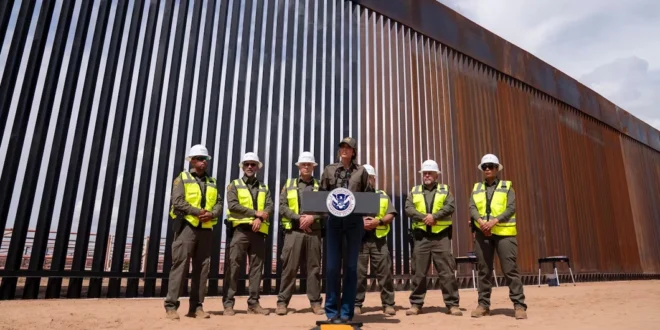 EE. UU. Pinta de Negro el Muro Fronterizo con México para Impedir su Escalada por el Calor