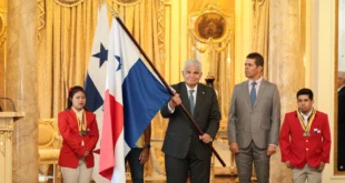 Selección Panameña de Va’a Recibe el Pabellón Nacional de Manos de Mulino