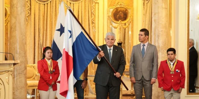 Selección Panameña de Va’a Recibe el Pabellón Nacional de Manos de Mulino