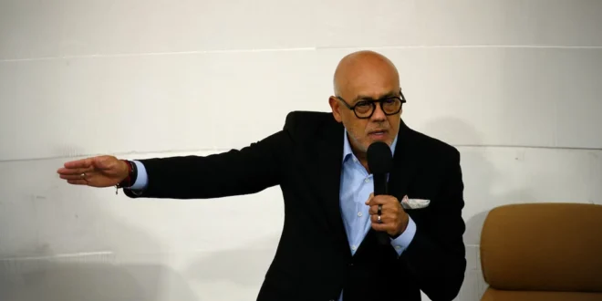 Venezuela: Régimen de Maduro Amenaza con Cárcel a Extranjeros que Ingresen sin Autorización