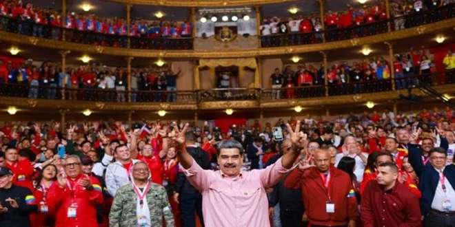Maduro Responde a la Presión de EE.UU.: Convoca a la "Lucha Armada" y Alerta a su Partido