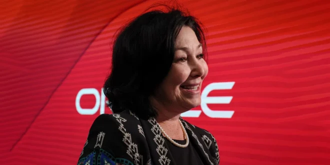 Safra Catz, CEO de Oracle, Aumenta su Fortuna en $400 Millones en Horas: Ascenso Impulsado por el Auge de la IA
