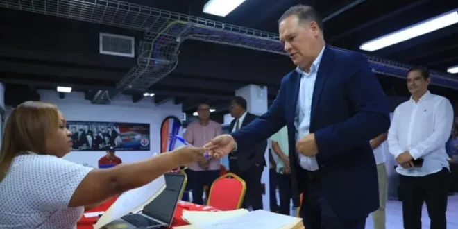 Pedro Miguel González Oficializa su Candidatura a la Secretaría General del PRD
