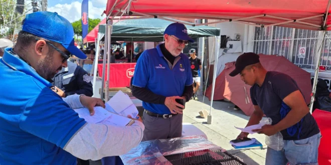 Personal médico de Panamá atendiendo emergencias durante el operativo de carnaval