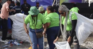 Personal de la AAUD realizando labores de limpieza en la Cinta Costera durante Carnavales