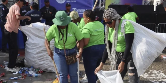 Personal de la AAUD realizando labores de limpieza en la Cinta Costera durante Carnavales