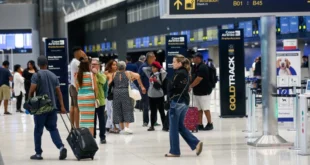Pasajeros transitando por la terminal moderna del Aeropuerto de Tocumen durante temporada alta