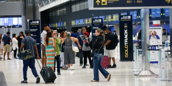 Pasajeros transitando por la terminal moderna del Aeropuerto de Tocumen durante temporada alta