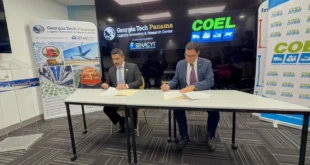 Jorge Barnett de Georgia Tech y Ángel Sánchez de COEL firmando el acuerdo estratégico de logística