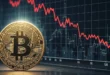 Gráfico financiero mostrando la caída de Bitcoin