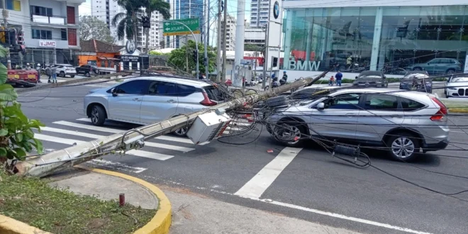 Postes caídos en Calle 50