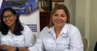 Equipo de reclutamiento de Busport en feria de empleo del Parque Omar