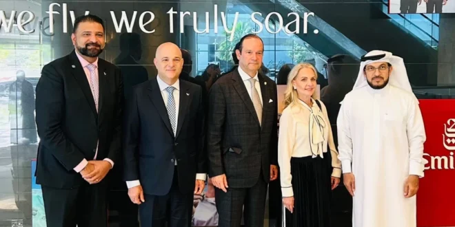 Canciller Martínez-Acha Vásquez y directivos de Emirates Airlines en Dubái.