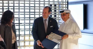 El Canciller Martínez-Acha Vásquez en la Biblioteca Nacional de Qatar durante una reunión diplomática estratégica.