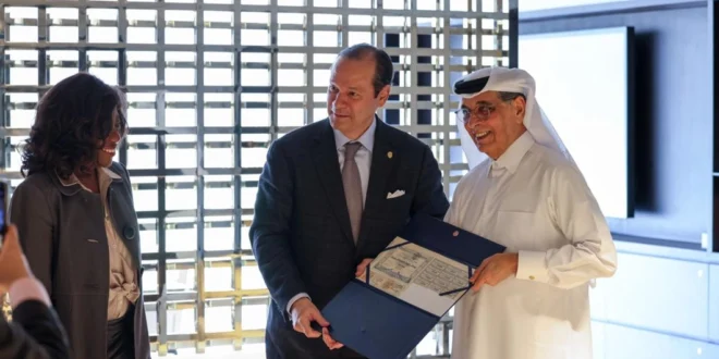 El Canciller Martínez-Acha Vásquez en la Biblioteca Nacional de Qatar durante una reunión diplomática estratégica.