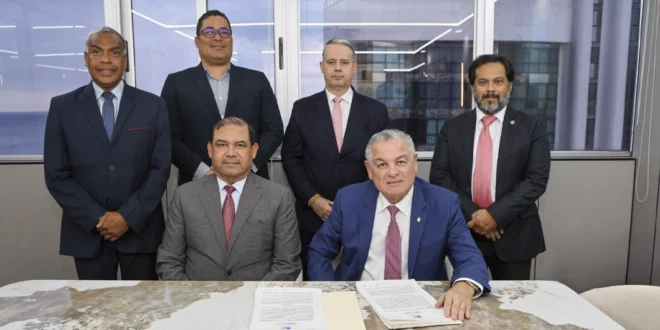 Contralor Anel Flores durante el refrendo de los puertos de Balboa y Cristóbal.