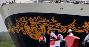 Crucero Disney Adventure transitando por las esclusas del Canal de Panamá