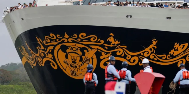 Crucero Disney Adventure transitando por las esclusas del Canal de Panamá