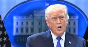 Donald Trump dando un discurso sobre política económica y aranceles