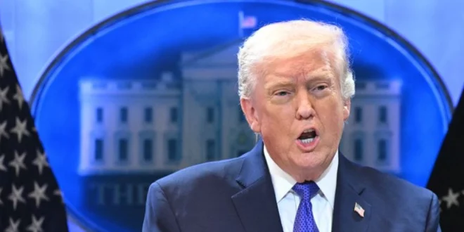 Donald Trump dando un discurso sobre política económica y aranceles