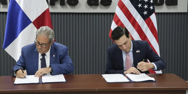 ministro de Salud de Panamá, Fernando Boyd Galindo junto a Embajador de Estados Unidos en Panamá, Kevin Marino Cabrera firmando memorando