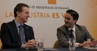 Gabriel Solis en conversatorio con industriales sobre energía renovable
