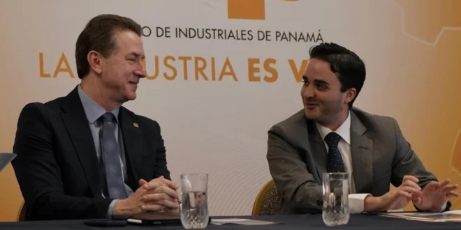Gabriel Solis en conversatorio con industriales sobre energía renovable