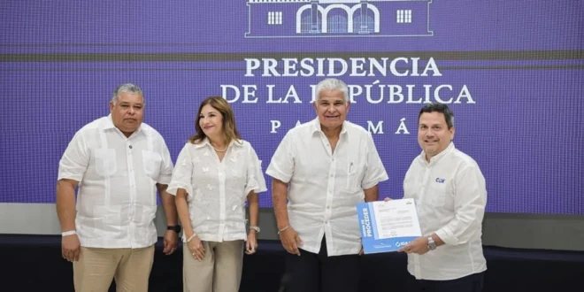 Presidente Mulino entregando documento oficial