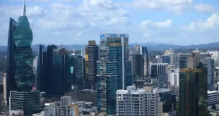 Edificios financieros en la Ciudad de Panamá representando el crecimiento bancario según Moody’s Local