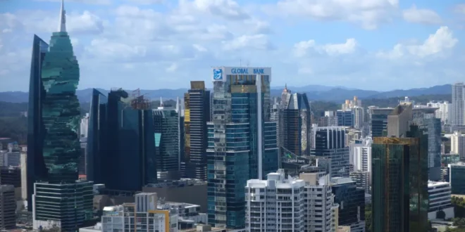 Edificios financieros en la Ciudad de Panamá representando el crecimiento bancario según Moody’s Local