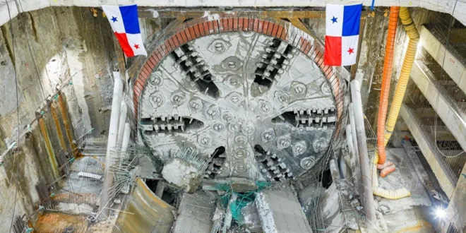 Tuneladora Panamá emergiendo en el pozo de Balboa tras cruzar el Canal de Panamá