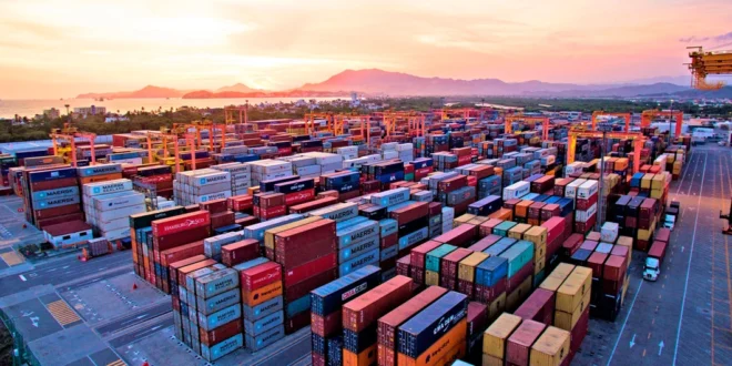 Puerto logístico de Panamá con contenedores de exportación