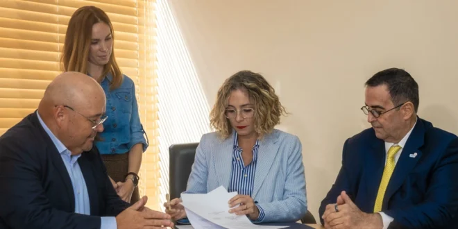 Ministra de Turismo de Panamá, Gloria De León junto a directivos de Air Europa