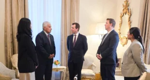 Presidente Mulino junto a Peter Phillips en el Palacio de las Garzas