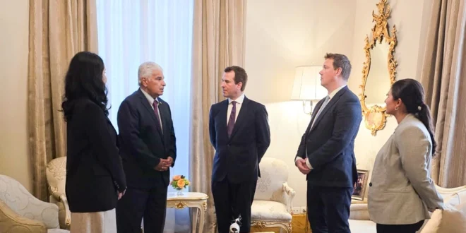 Presidente Mulino junto a Peter Phillips en el Palacio de las Garzas