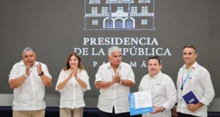 Presidente Mulino entregando documentos de orden de proceder para obra hídrica en Coclé