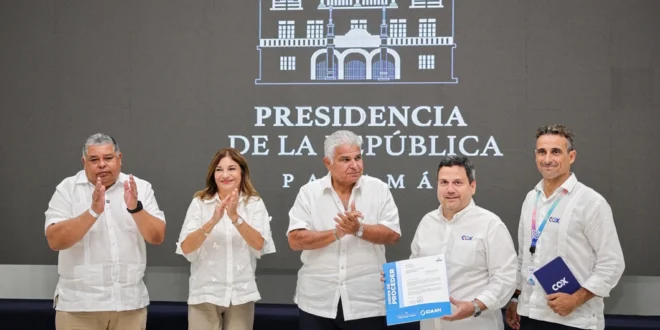 Presidente Mulino entregando documentos de orden de proceder para obra hídrica en Coclé