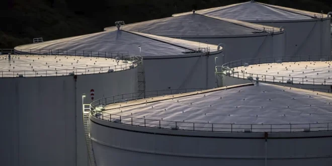 La AIE analiza liberar reservas récord de petróleo ante crisis en Oriente Medio