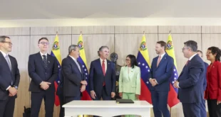 Delcy Rodríguez y el secretario de Interior de EEUU, Doug Burgum.